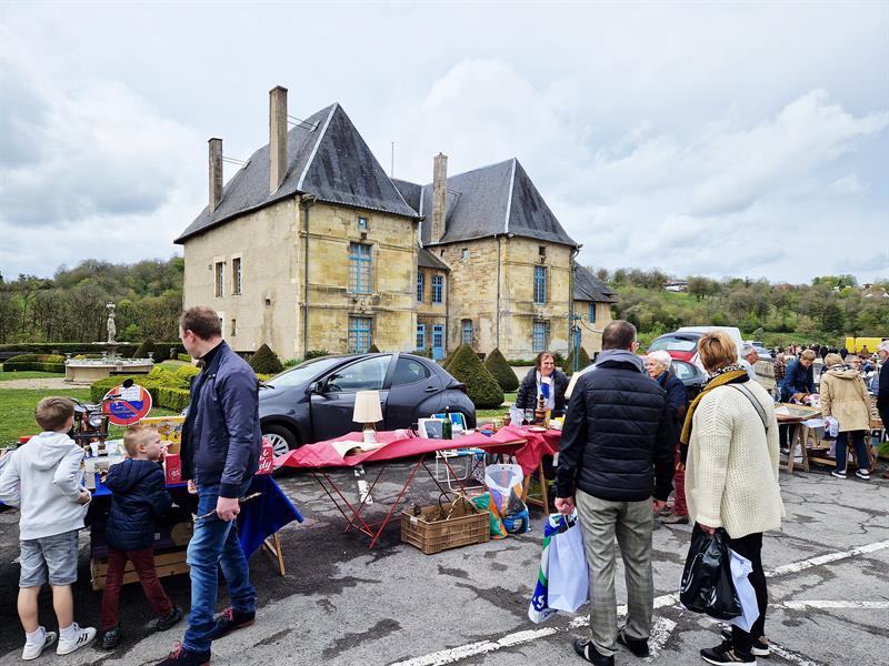 Brocante d'objets anciens