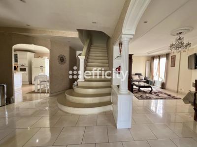 Maison - 197 m² - 7 pièces