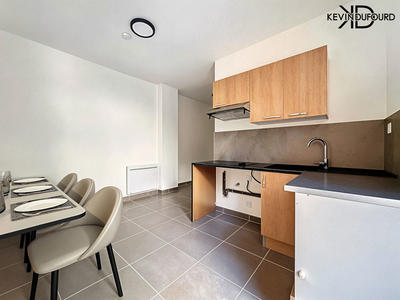 Studio - 40 m² - 4 pièces