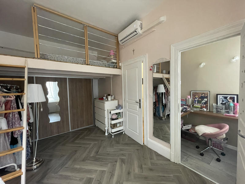 Maison - 242 m² - 12 pièces