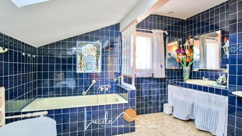 Maison - 235 m² - 9 pièces