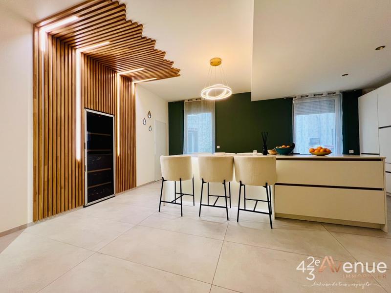 Maison - 330 m² - 8 pièces