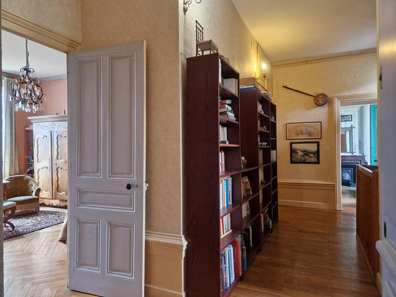 Maison - 329 m² - 9 pièces