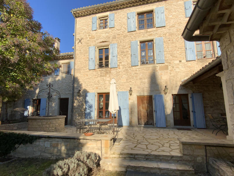 Maison - 234 m² - 8 pièces