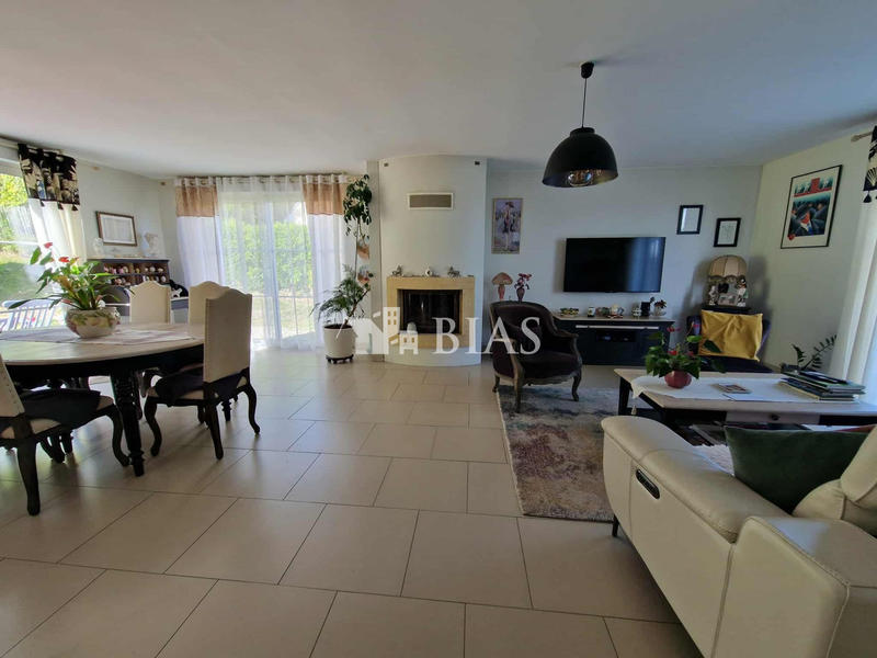 Maison - 218 m² - 8 pièces