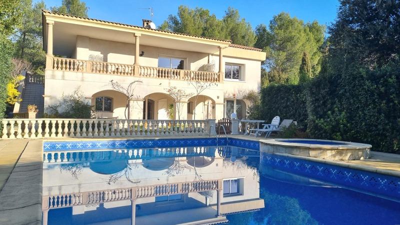 Maison - 307 m² - 18 pièces