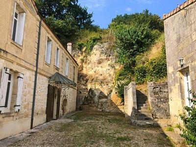 Maison - 280 m² - 8 pièces