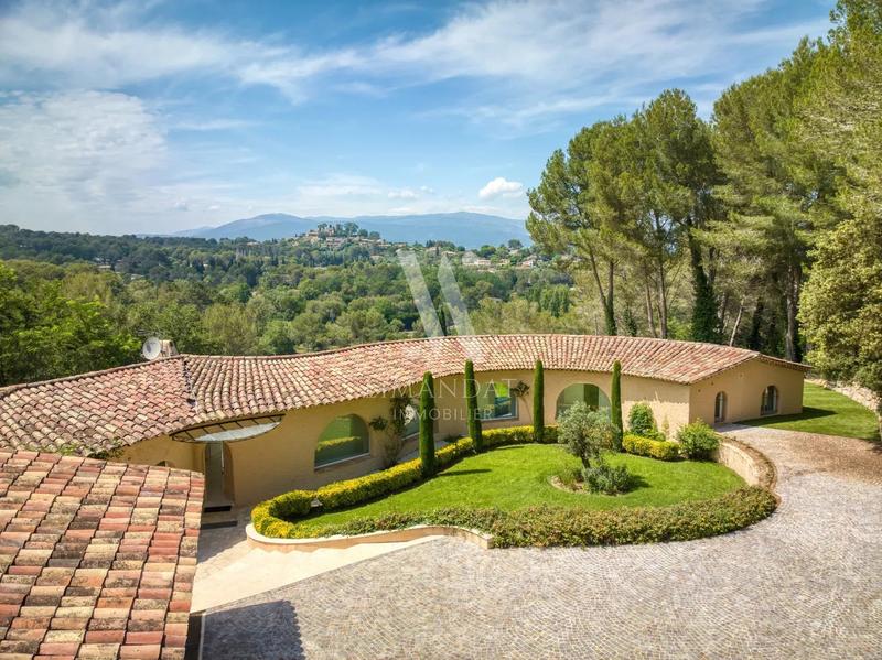 Villa - 646 m² - 10 pièces