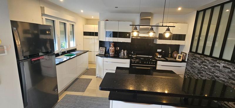 Maison - 207 m² - 7 pièces