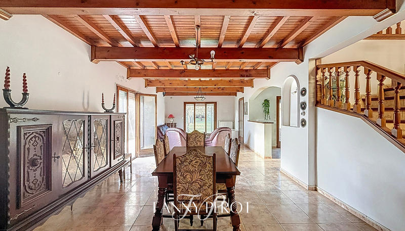 Maison - 220 m² - 8 pièces