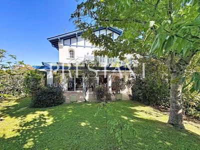 Maison - 230 m² - 6 pièces