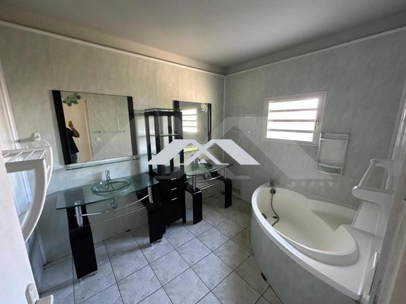 Maison traditionnelle - 140 m² - 5 pièces