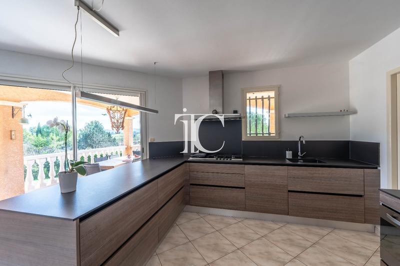 Maison - 200 m² - 6 pièces