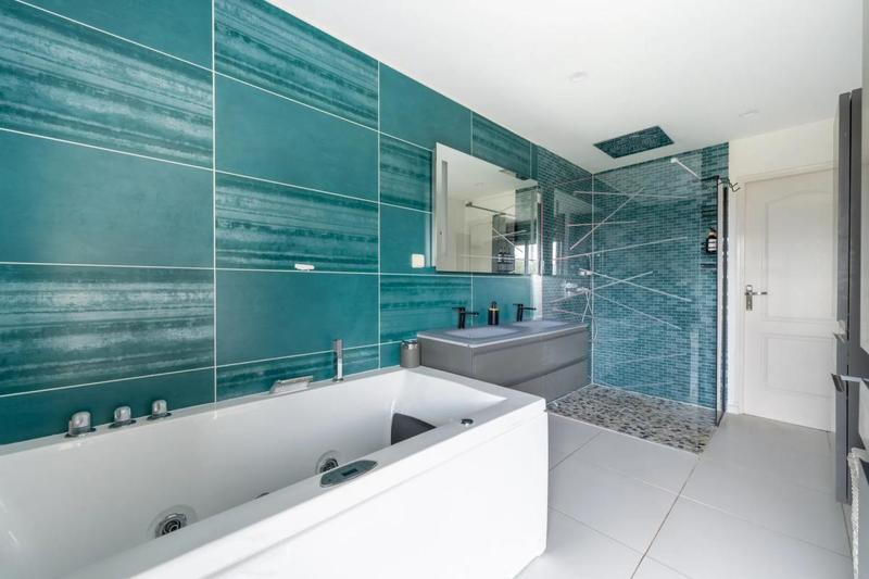 Maison - 225 m² - 8 pièces