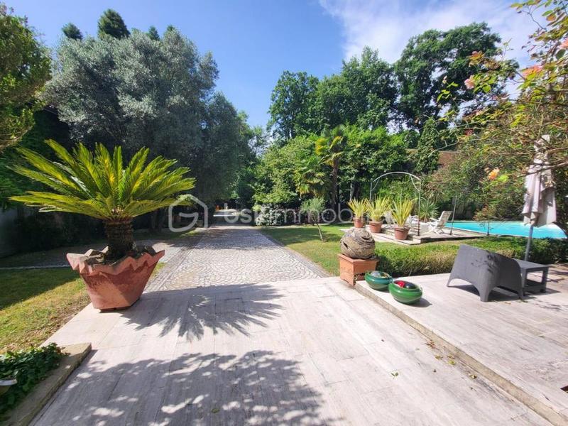 Maison - 400 m² - 10 pièces