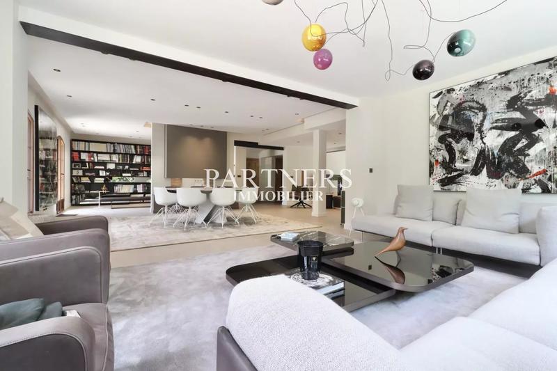 Maison - 465 m² - 11 pièces