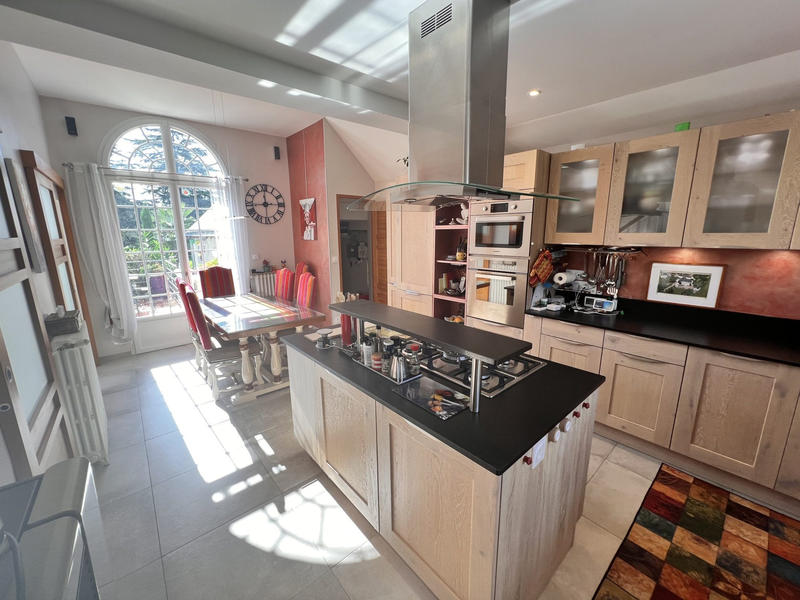 Maison - 320 m² - 9 pièces