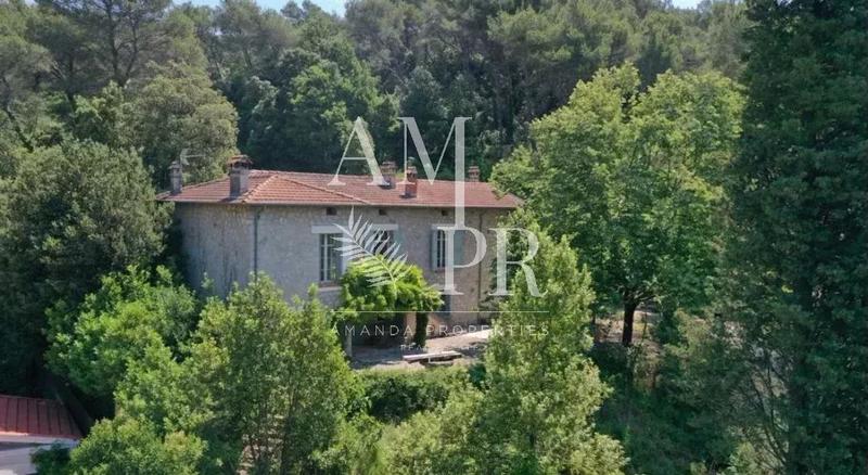 Maison - 230 m² - 7 pièces