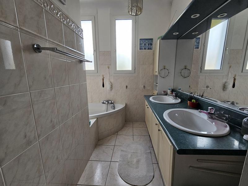 Maison traditionnelle - 176 m² - 7 pièces