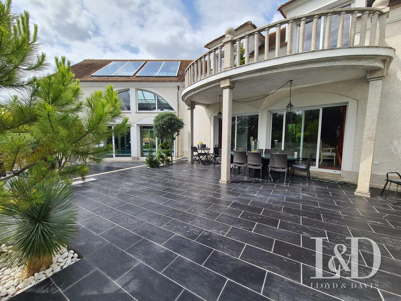 Maison contemporaine - 574 m² - 12 pièces