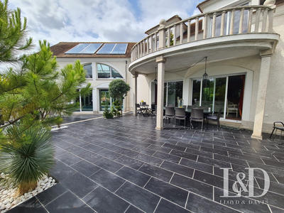 Maison contemporaine - 574 m² - 12 pièces