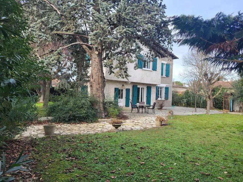 Maison - 220 m² - 8 pièces