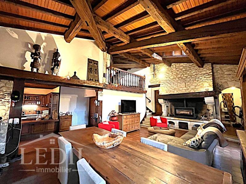 Propriété - 250 m² - 8 pièces