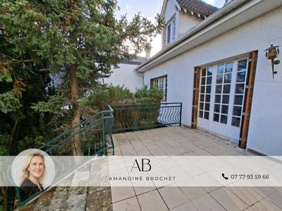 Maison - 193 m² - 9 pièces