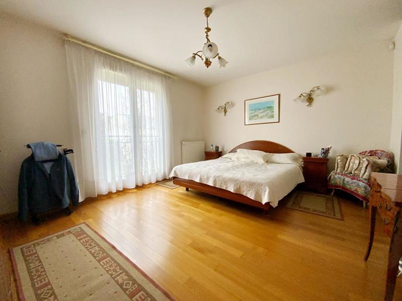 Maison - 250 m² - 6 pièces