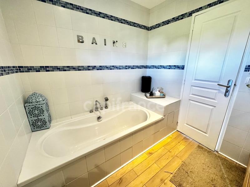 Maison - 170 m² - 9 pièces