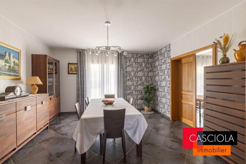 Maison - 212 m² - 9 pièces