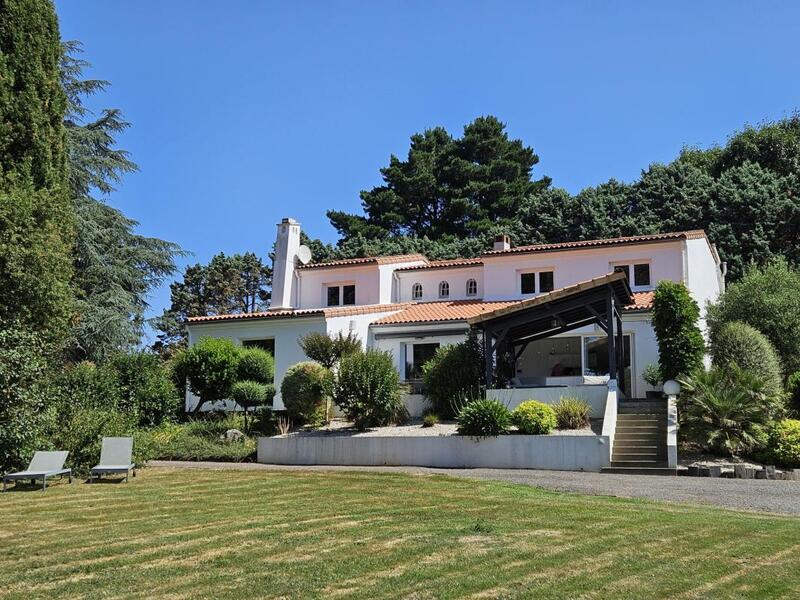 Propriété - 223 m² - 10 pièces