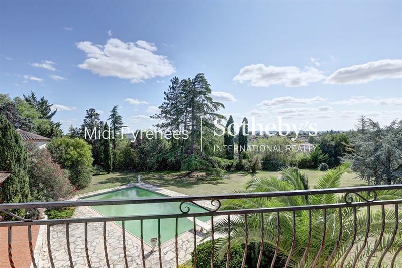 Maison - 242 m² - 6 pièces