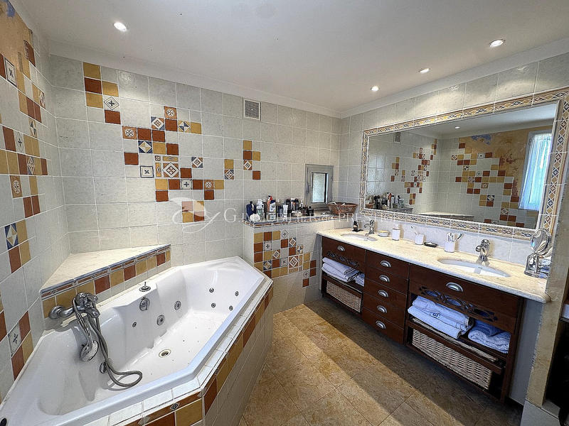 Mas - 257 m² - 9 pièces