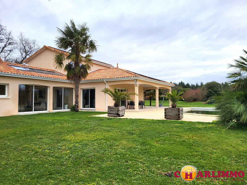 Maison traditionnelle - 208 m² - 5 pièces