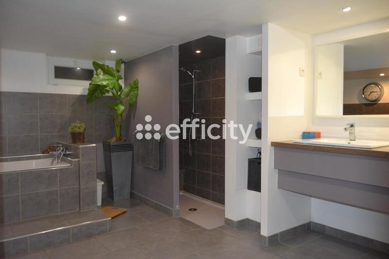 Maison - 210 m² - 8 pièces