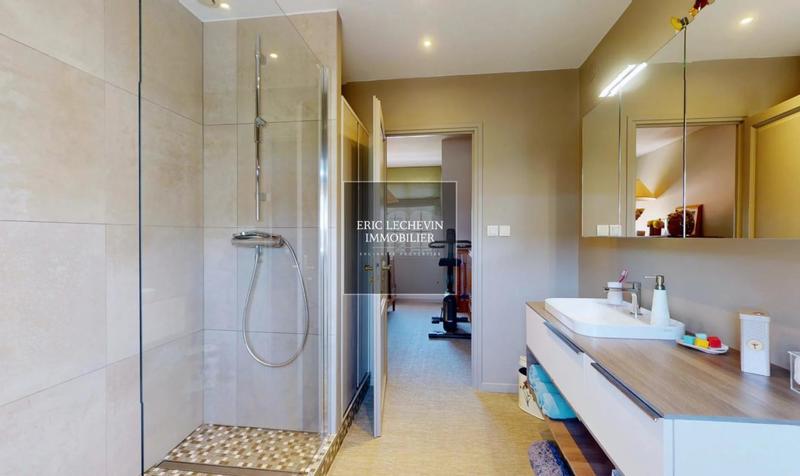 Villa - 221 m² - 8 pièces