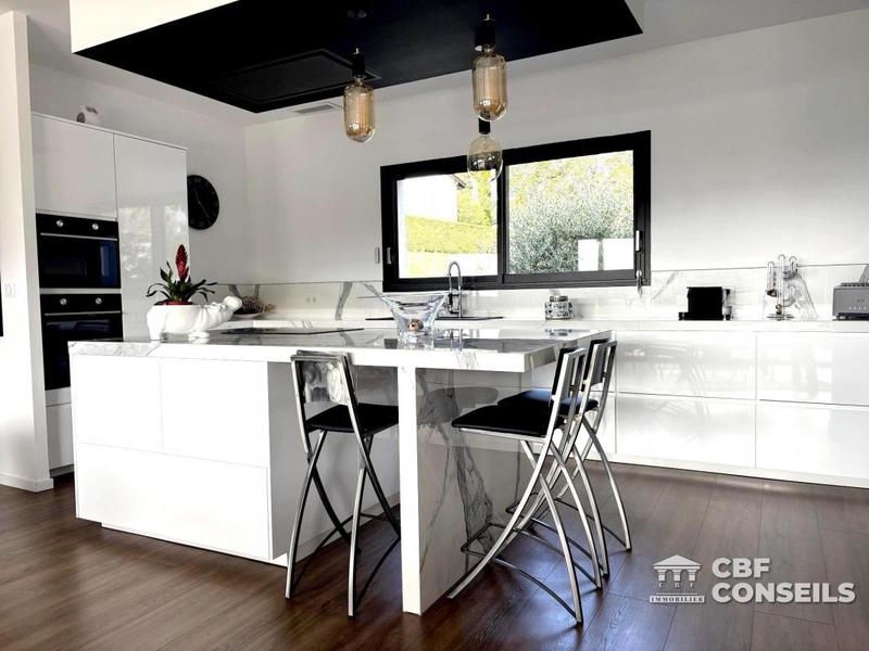 Maison - 247 m² - 7 pièces