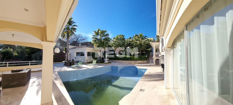 Maison - 400 m² - 12 pièces