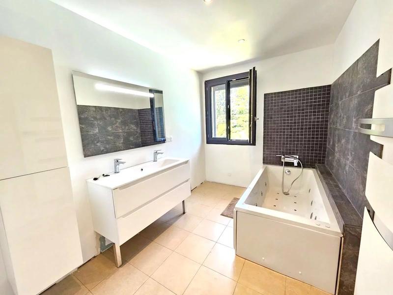 Maison - 230 m² - 8 pièces