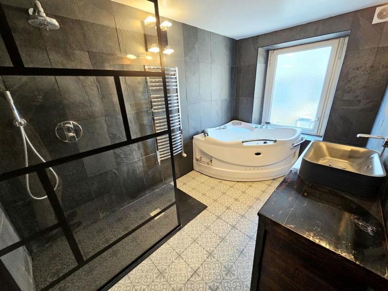 Maison - 278 m² - 11 pièces