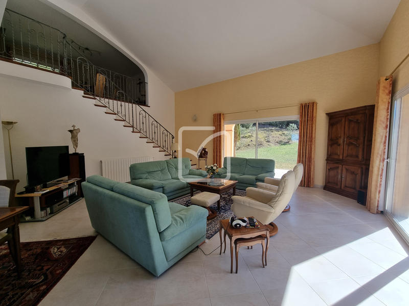 Propriété - 217 m² - 6 pièces