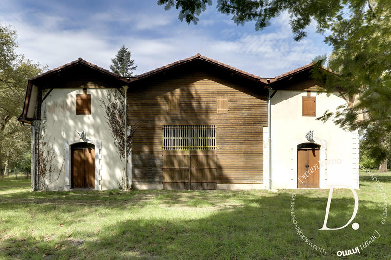 Maison - 408 m² - 12 pièces