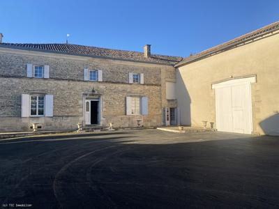 Corps de ferme - 210 m² - 7 pièces