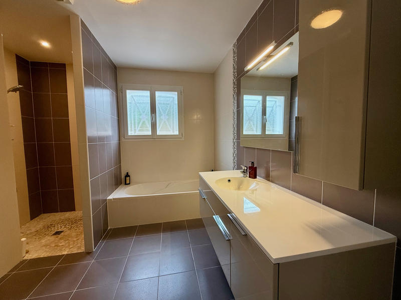 Maison - 219 m² - 7 pièces