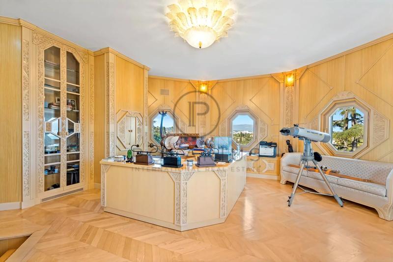 Villa - 1 000 m² - 15 pièces