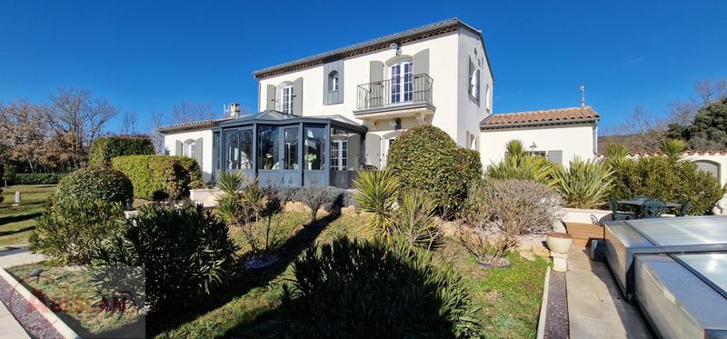 Maison - 201 m² - 5 pièces