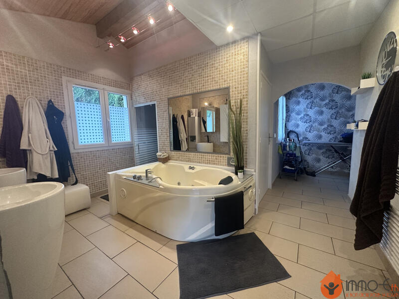 Maison - 315 m² - 9 pièces