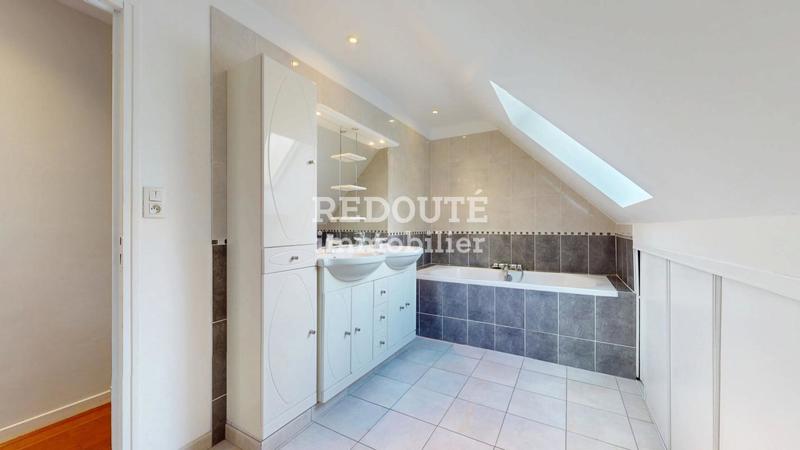 Maison - 203 m² - 7 pièces