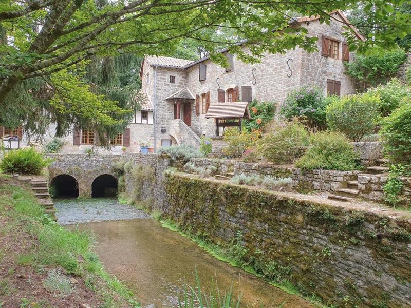 Maison en pierre - 251 m² - 8 pièces